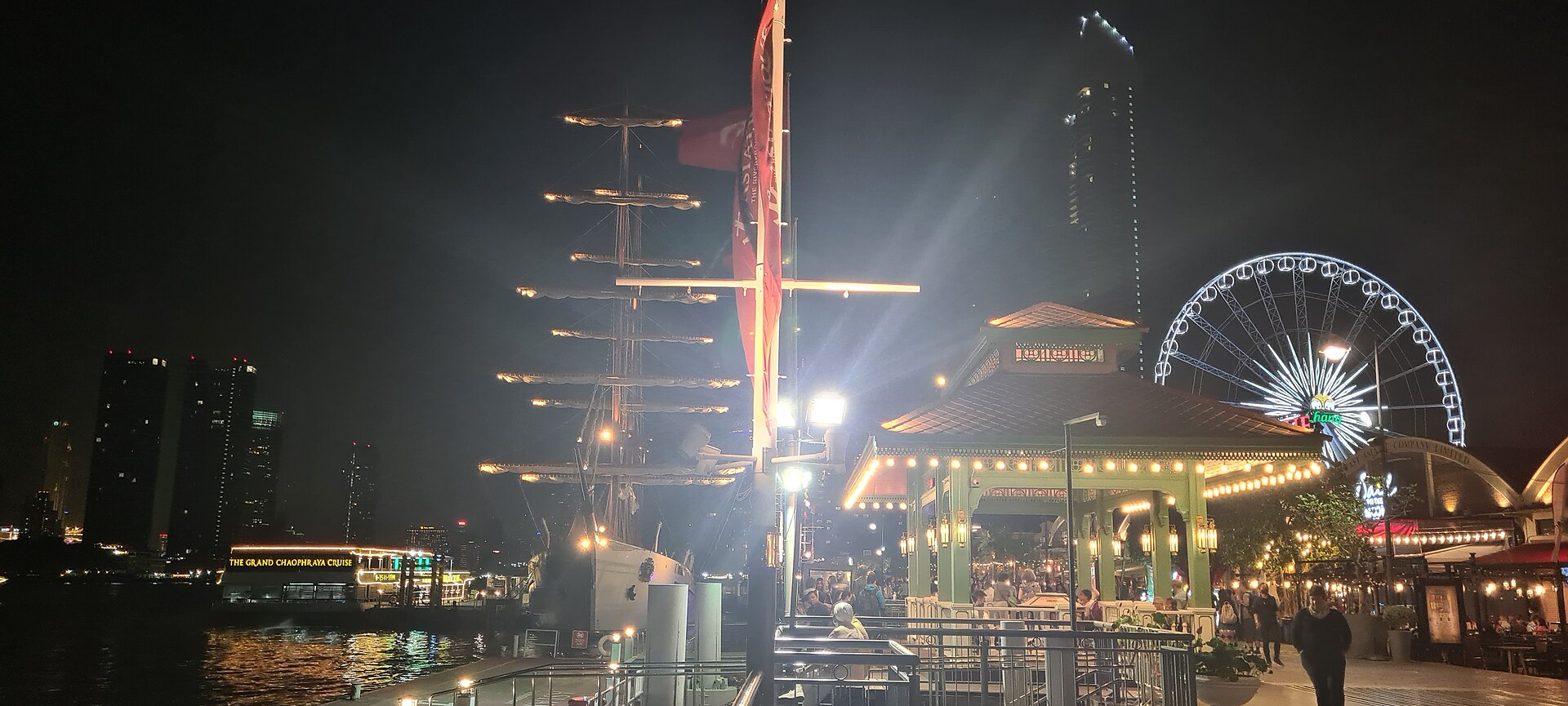 Asiatique riverfront and ferris wheel at night — Bangkok, Thailand