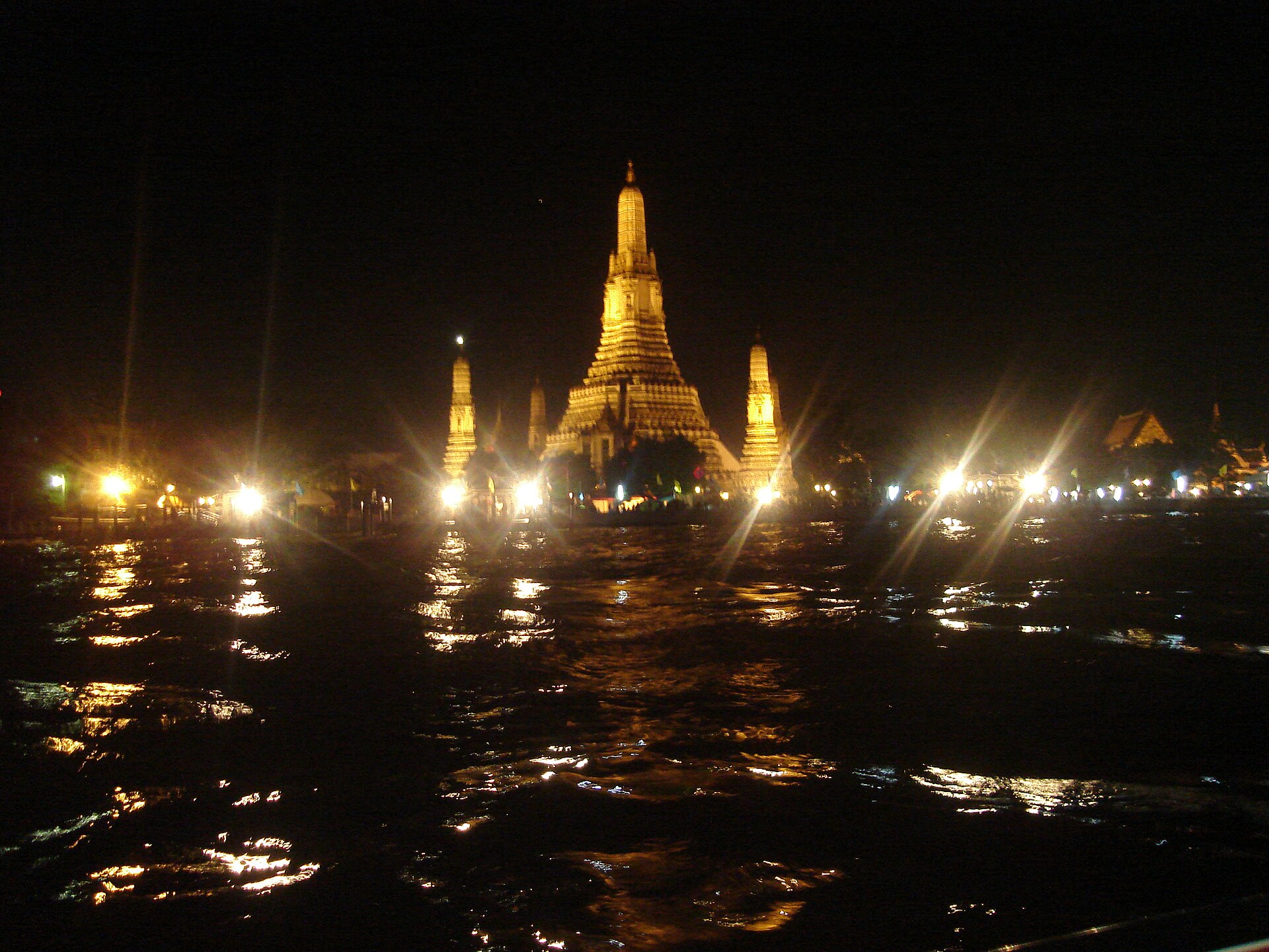 Wat Arun temple over the Chao Phraya river at night — Bangkok, Thailand